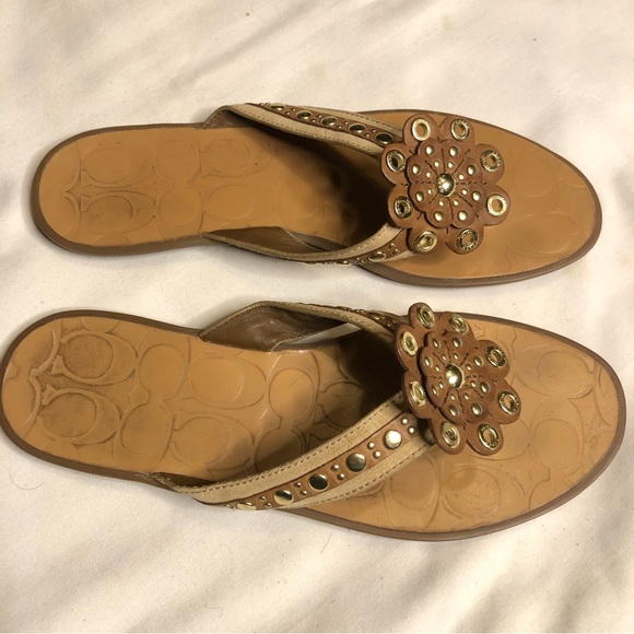 Coach Kelby flower 🌸 hardware , latte leather flip flop sandals - Picture 5 of 9